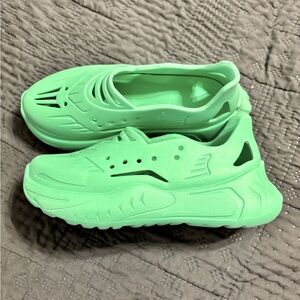 SIA Collective SC20 foam shoes. Size Y 4/5.